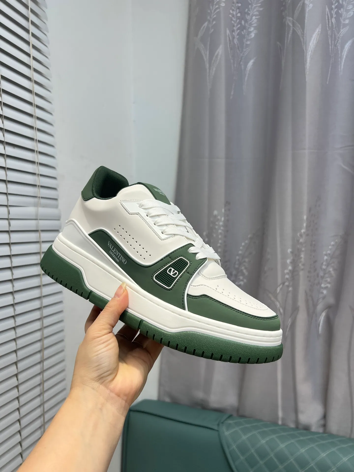 Men's Men's Shoes 💰660 Valentino 2023 early autumn new star shoes are now online! Wang Hedi and Ren Jialun have been worn by many celebrities. Who can refuse the same couple shoes as Wang Hedi! The design of Stars Stab My Heart is cool and spicy. The material of the shoes is cowhide, and every color is beautiful! Size 35-40, men’s size 39-44 (women’s 41, men’s 38, 45🉑️customized)